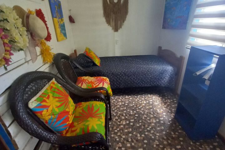 Room 9 of 33
