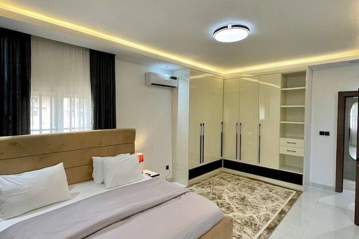 Room 3 of 32