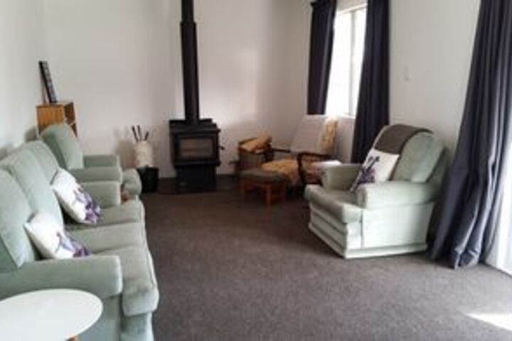 Lounge 6 of 12