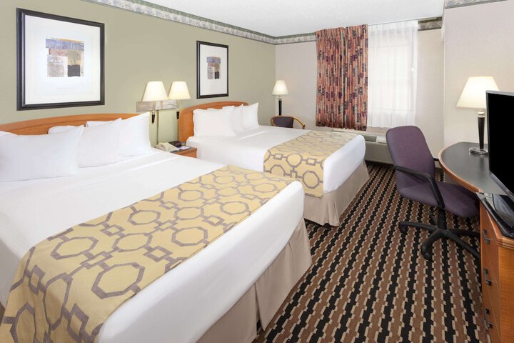 1 Queen Bed (5 of 13)