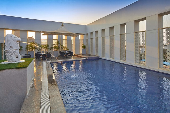 Hotel with Pool