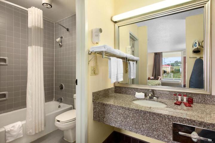 2 Double Beds Room (2 of 4)