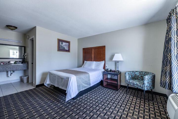 1 Queen Bed (3 of 7)