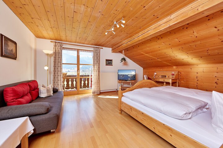 Room 2 of 33