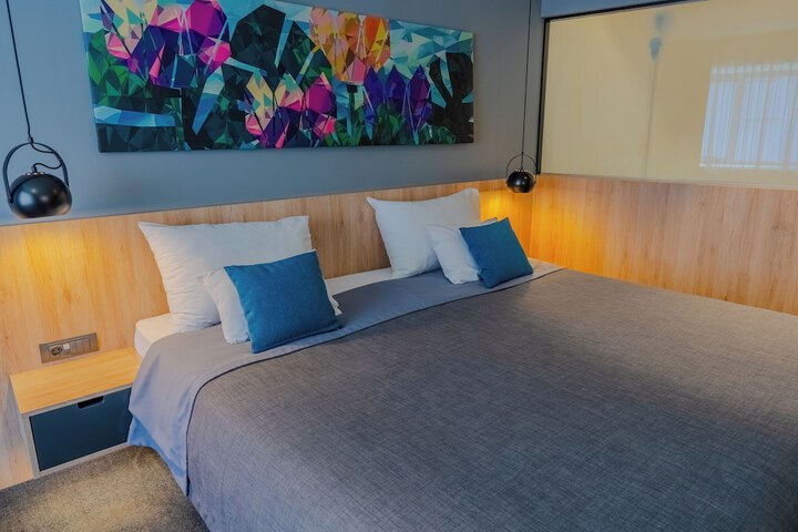 Room 32 of 73