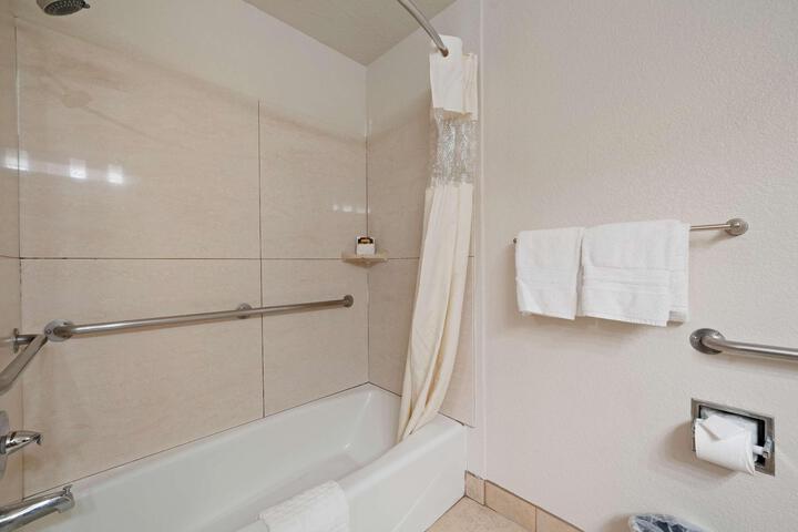 2 Queen Beds High Speed Internet Accessible Microwave and Refrigerator Safe Full Breakf (2 of 34)