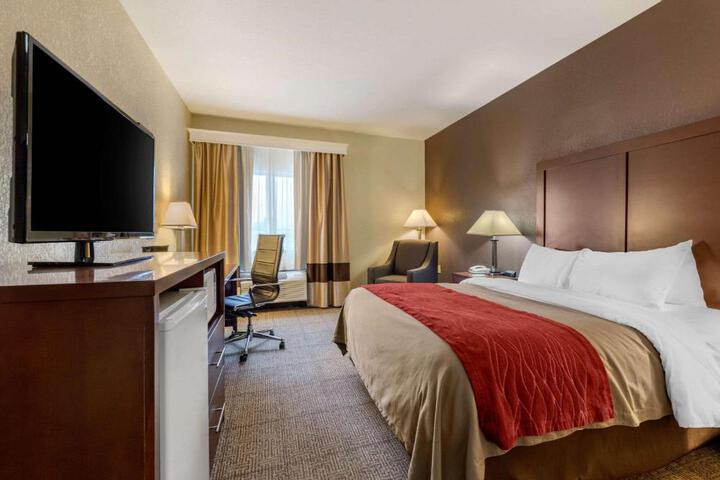 2 Queen Beds (17 of 18)