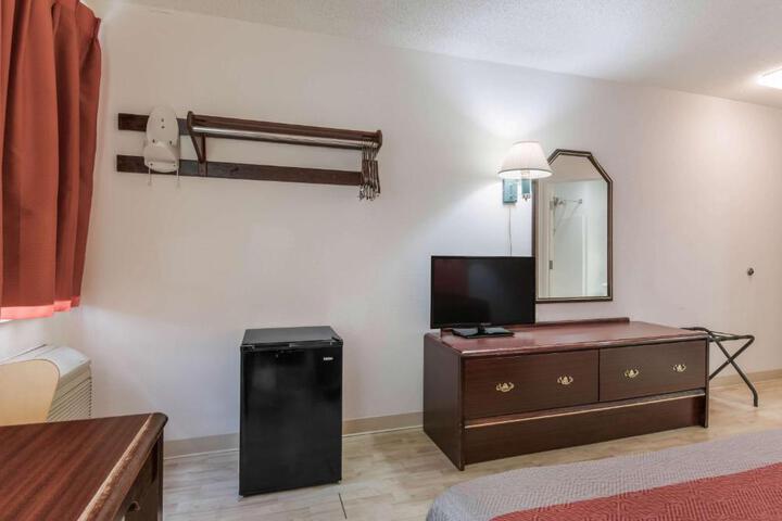 1 King Bed (3 of 6)