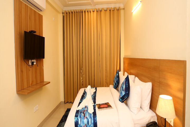 Room 8 of 12