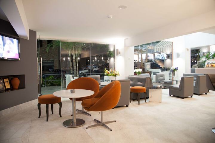 Lounge 47 of 54