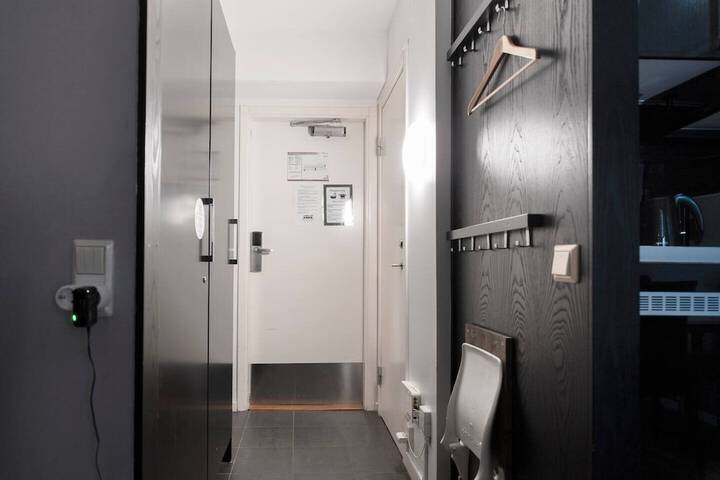 Room 214 of 865