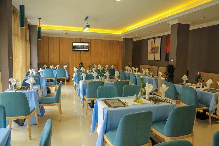 Dining 36 of 51