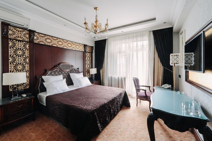 Room 11 of 32