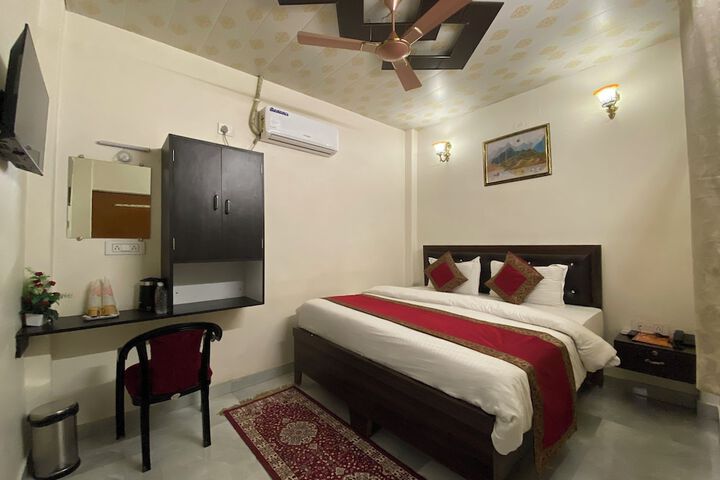 Room 4 of 33