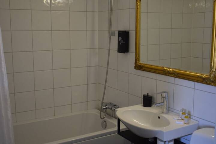 Room 16 of 65