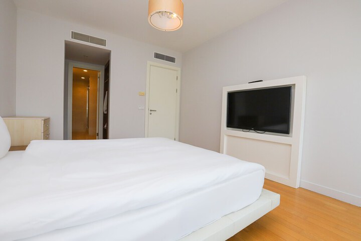 Room 8 of 180