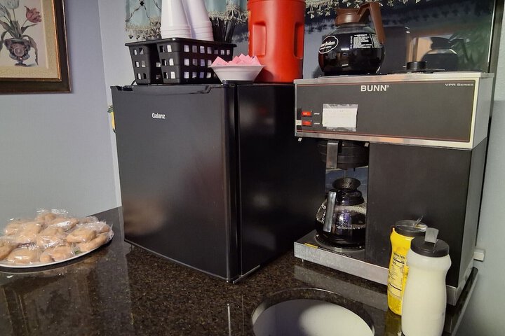 Breakfast/Coffee Service 25 of 32