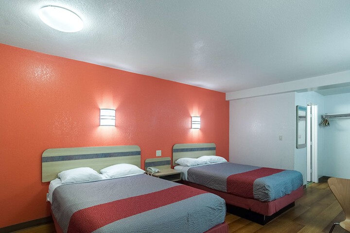 Deluxe Room 2 Double Beds Refrigerator, Microwave (2 of 10)