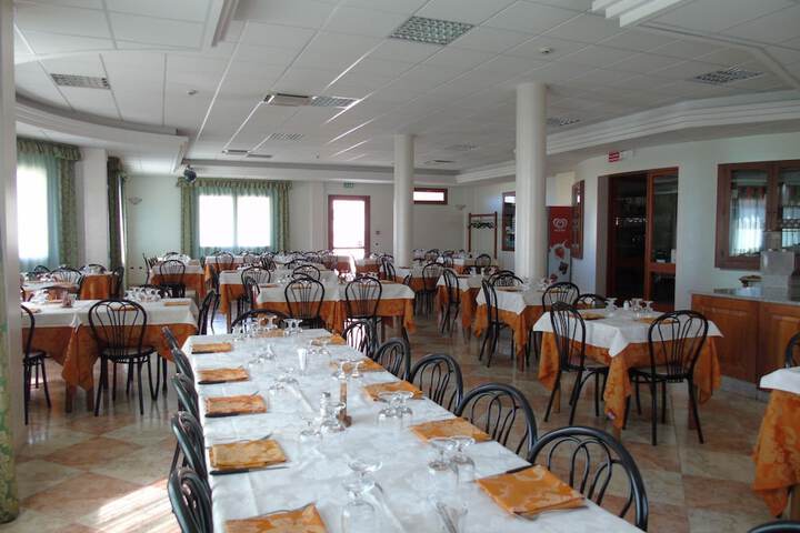 Dining 51 of 57