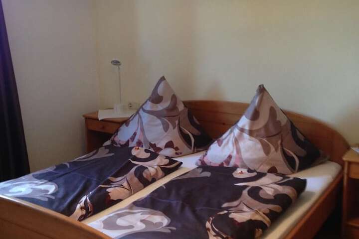 Room 4 of 33
