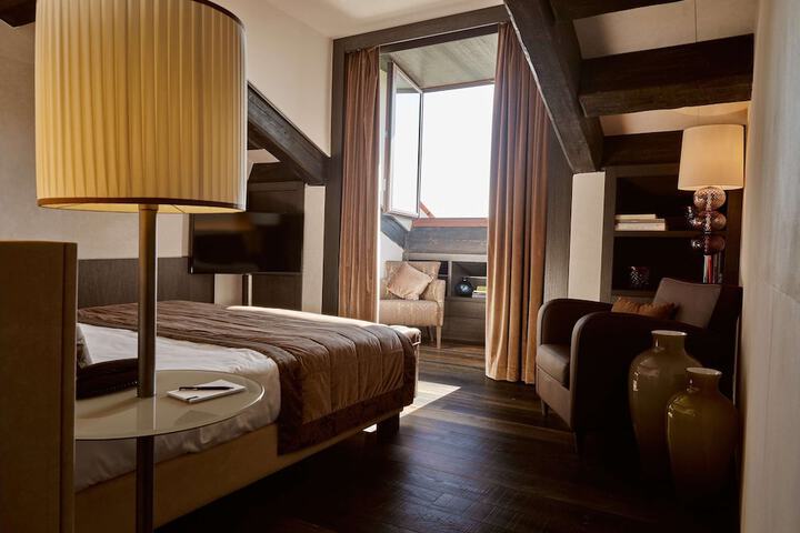 Room 32 of 81