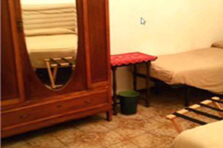 Room 8 of 12