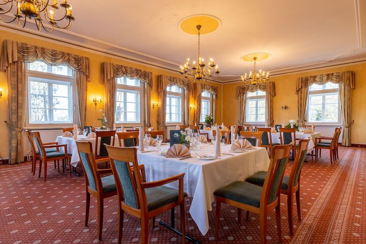 Ballroom/Hall 71 of 102