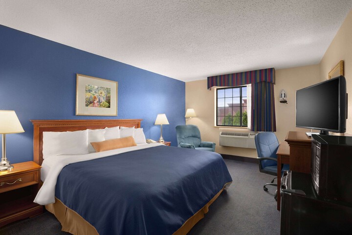 1 King Bed (4 of 10)