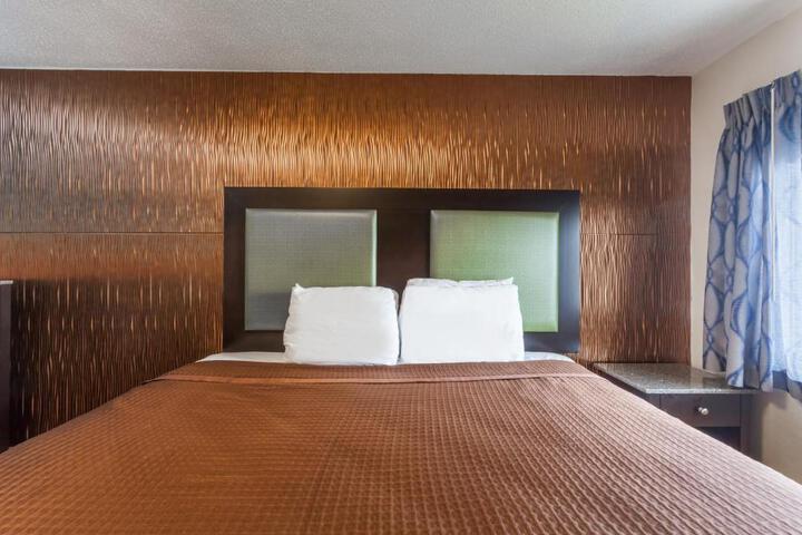 1 King Bed (7 of 8)