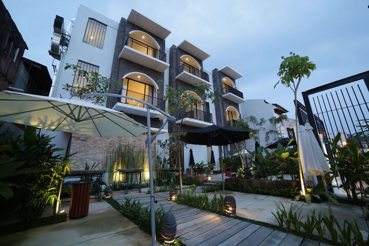 Hotel Exterior 79 of 82