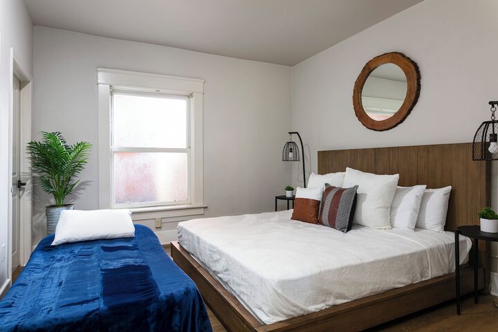 Room 6 of 200