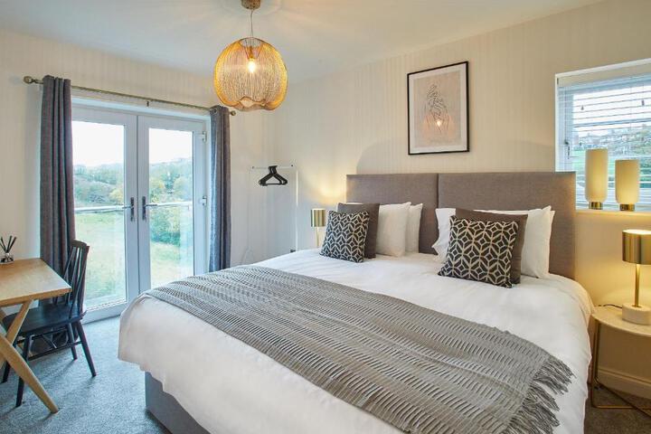 Host & Stay - Hoggarths Retreat