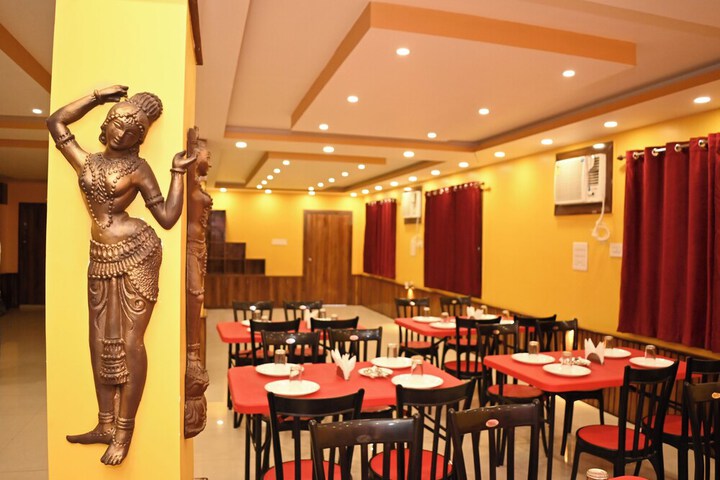 Dining 8 of 15
