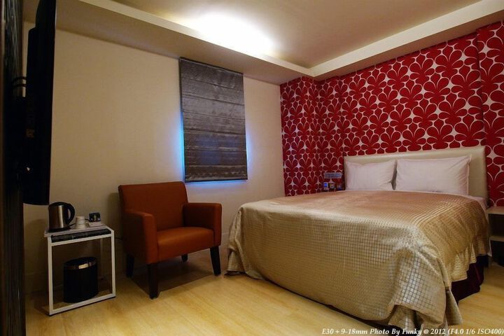 Room 12 of 100