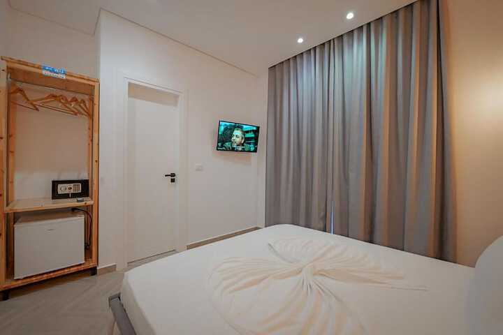 Room 9 of 141