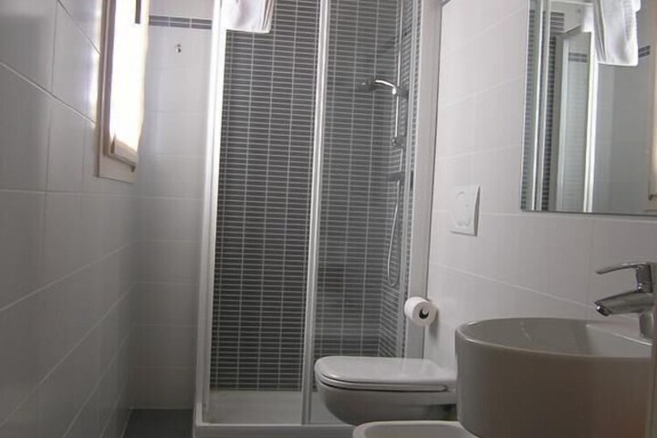 Room 12 of 25