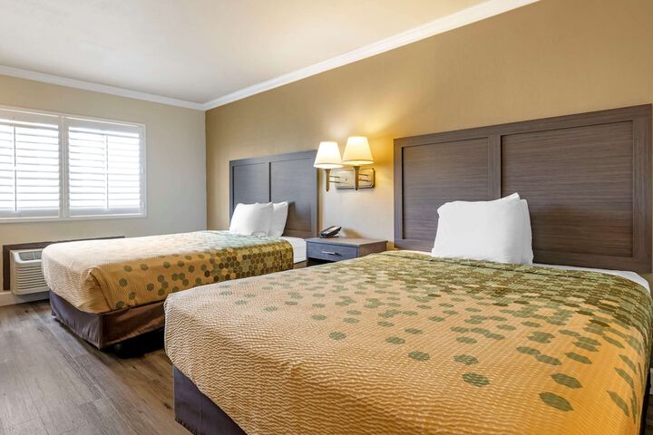 2 Queen Beds (5 of 11)