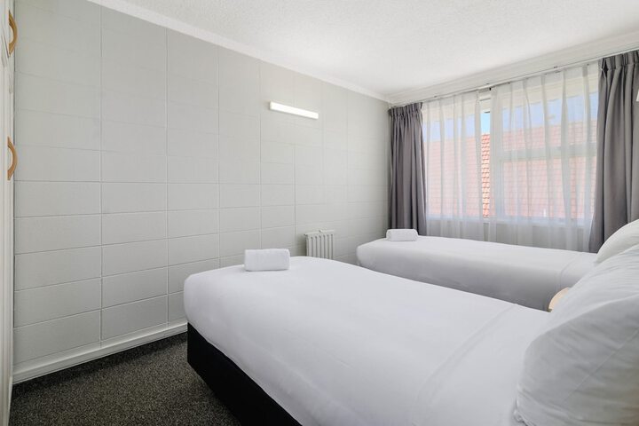 Room 8 of 32