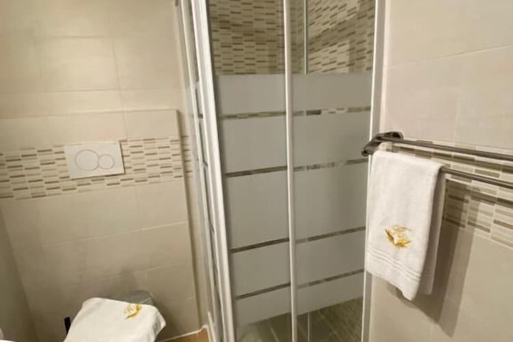 Room 7 of 12