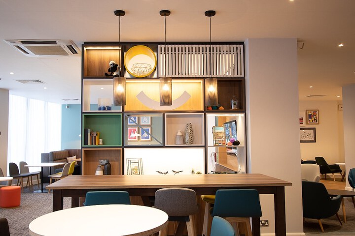 Lounge 137 of 210