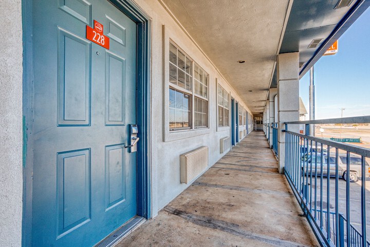 Ballroom/Hall 27 of 33