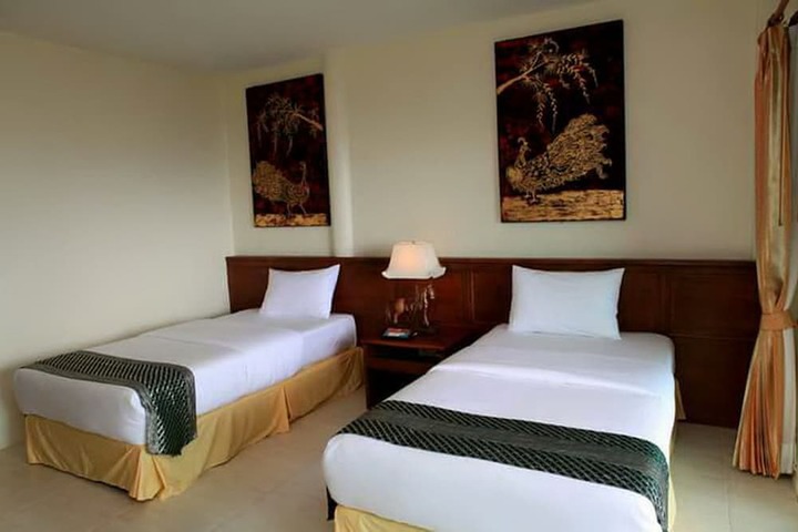 Room 5 of 8