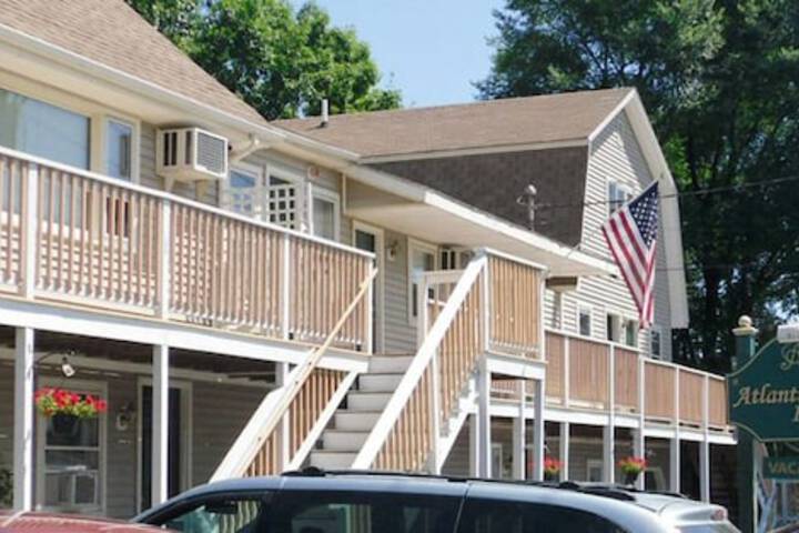Exterior of Atlantic Breeze Inn