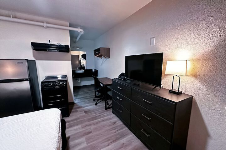 1 Full Bed Deluxe Studio Suite (13 of 16)