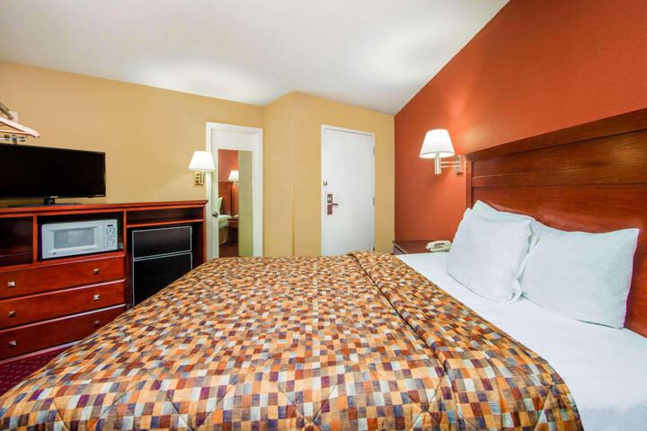 2 Queen Beds (7 of 14)