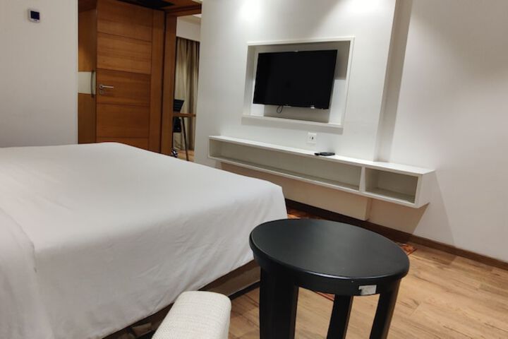 Room 15 of 74
