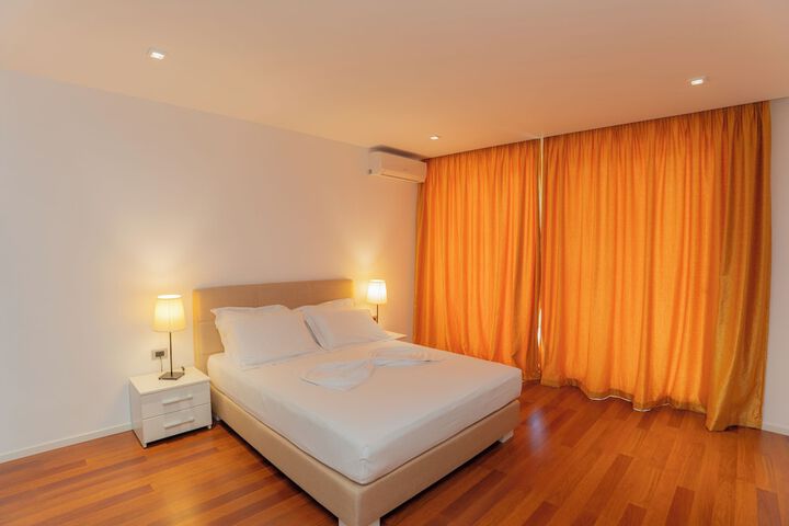 Room 6 of 63
