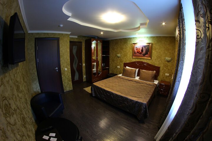 Room 8 of 11