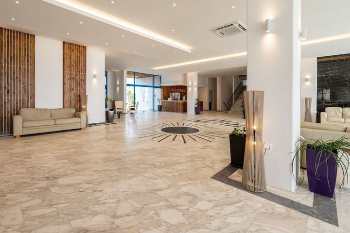 Entrance & Lobby