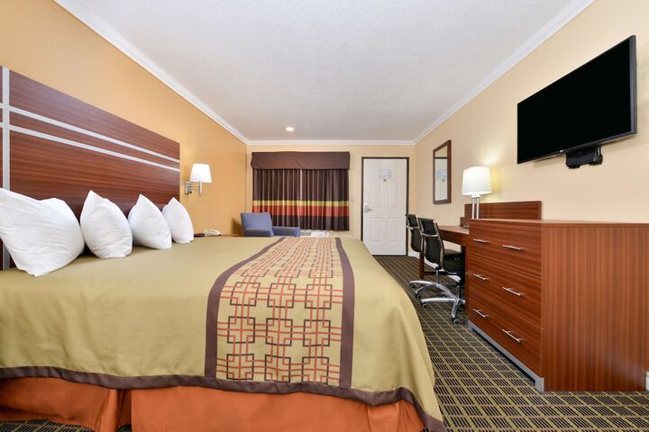 1 King Bed (4 of 13)